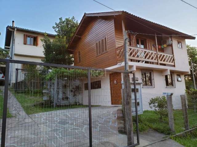 Casa no Bairro Vila Nova, com  fácil acesso a Av. Prof. Oscar Pereira e Estrada João Passuelo, a 10 minutos de toda infraestrutura do Bairro Cavalhada, como Zaffari, escolas, farmácias e comércio loca