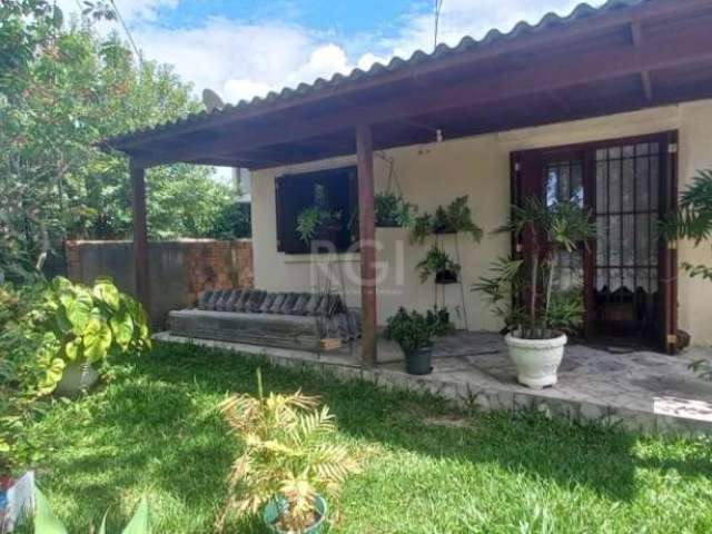 Casa de dois dormitórios, pode ser transformado em três e opção  suíte, dois banheiros um com box vidro, cozinha, sala de jantar, sala de estar enorme com lareira, Pátio enorme lateral e nos fundos um