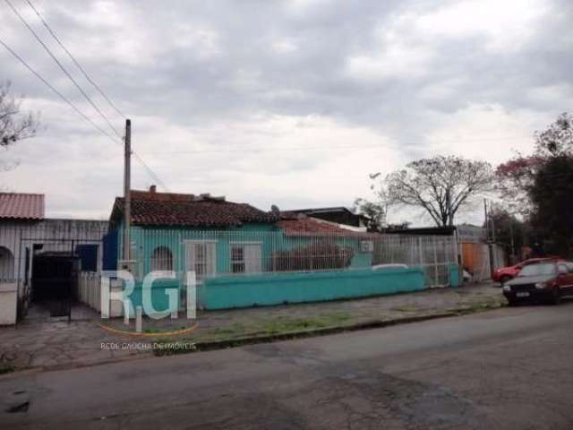 CASA 3 DORMITÓRIOS 1 BANHEIRO 1 VAGA NO BAIRRO PARTENON EM PORTO ALEGRE. Excelente ponto comercial ou residencial em rua muito movimentada do bairro. Casa composta de 3 dormitórios, sala, banheiro, co