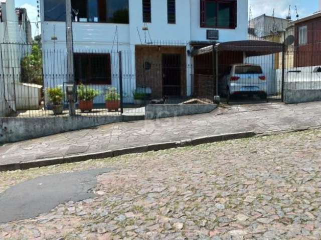 Casa estilo sobrado com 03 quartos, sendo uma suíte com 2 sacadas, ótima posição solar com ventilação cruzada, possuí grande área com churrasqueira e pátio com árvores frutíferas. Protegida por sistem