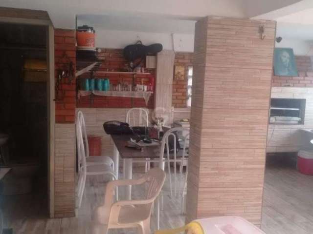 Casa com 5 Dormitórios, sendo um com Closet e Sacada, Duas Salas uma com Lareira, Cozinha, 2 Banheiros.  Garagem coberta, Fundos  -  Piscina e Área Gourmet e Churrasqueira.,