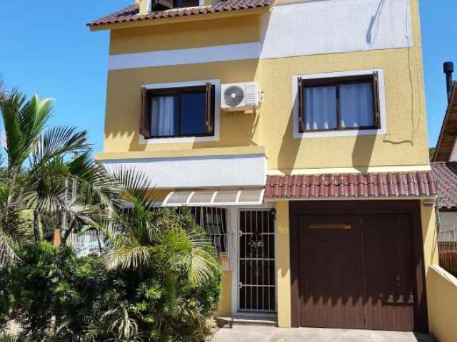 Casa no bairro Espírito Santo em Porto Alegre. 3 dormitórios sendo uma suíte. Living para dois ambientes, lavabo, banheiro social, cozinha, lavanderia. Pátio lateral para construir área gourmet ou pis