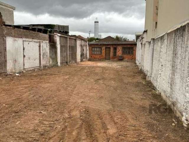 Terreno no Bairro São João, pavilhão em terreno com 356,40 metros quadrados,  com &lt;BR&gt;09M² de frente com 39,60M² de frente a fundos. Ótimo para comércio e próximo a Benjamin  Constant/Sertório e