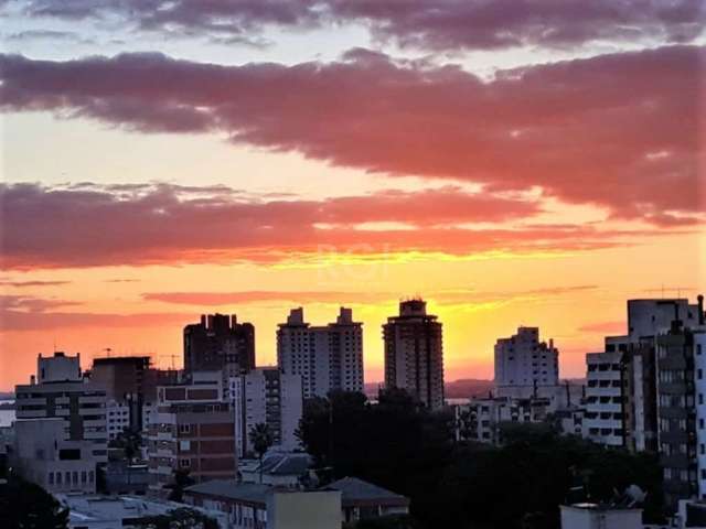 Cobertura de 02 dormitórios no bairro Menino Deus em Porto Alegre. &lt;BR&gt;Parte Inferior com 02 dormitórios amplos, living para 02 ambientes com sacada integrada, cozinha, área de serviço, dependên