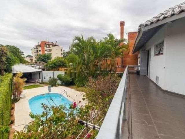 Linda casa no bairro Ipanema com 270m² privativos. Living amplo para 2 ambientes com lavabo e lareira, 01 dormitório no térreo, que pode ser usado com escritório. Banheiro completo, gabinete, cozinha 