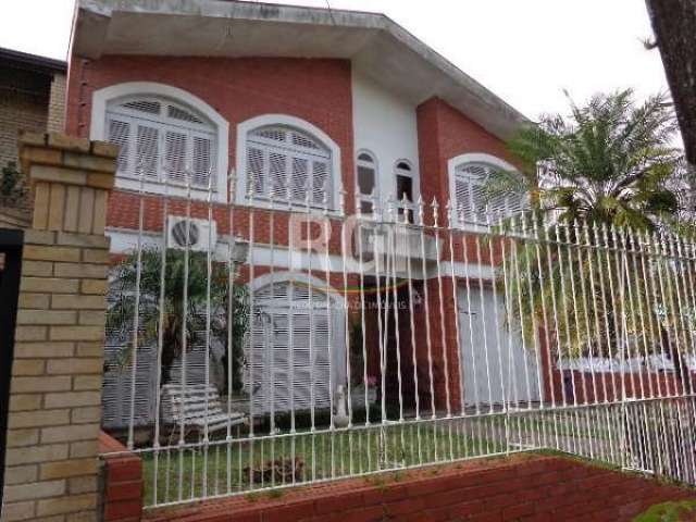 Vende-se casa com 4 dormitórios, suíte, closet, living amplo para 2 ambientes, com lareira, hall de entrada, lavabo, sala de jantar com lareira, copa e cozinha, dependência de empregada, banheiro auxi