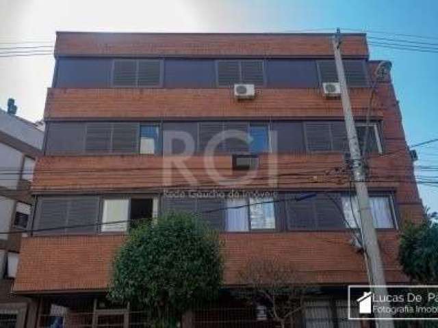 Vende-se belo apartamento de 3 dormitórios sendo 1 suíte, banho social, living amplo em 2 ambientes, .copa e cozinha, dependência de empregada, banheiro auxiliar e 3 vagas de garagem, elevador, garage