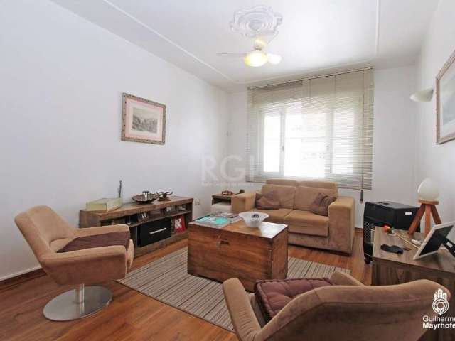 Vende-se apartamento com vista ampla no bairro Santana, de 3 dormitórios, banheiro social, living em 2 ambientes amplos, sala de jantar, copa e cozinha, área de serviço, dependência de empregada com b