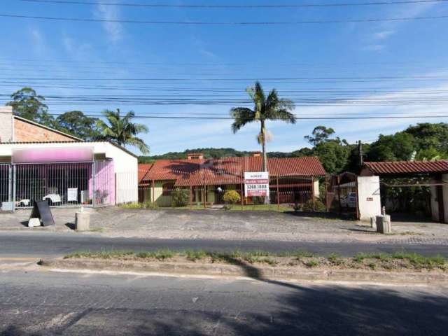 Casa térrea  com 4 dormitórios sendo 2 suítes, uma delas master com banheira de hidro,lavabo, amplo living para 3 ambientes com lareira, cozinha, área de serviço, lavanderia,sala de estar, gabinete qu