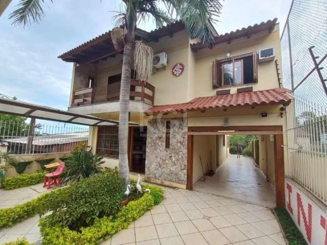 Casa com 2 pavimentos, 3 dormitórios, terreno 8,80x44,00. Living com lareira, lavabo, gabinete, copa-cozinha. &lt;BR&gt;No primeiro andar 01 cozinha grande, sala de estar, 01 área de serviço e escada 