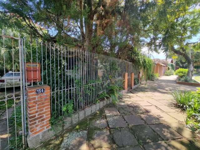 CASA de Alvenaria antiga (154 m2), em terreno plano de 432m2'. Vende-se Casa Antiga, de Alvenaria, com 99 m2, com 'Habite-se', a reformar, de 2 dorm., wc, sala, cozinha e copa, em Terre