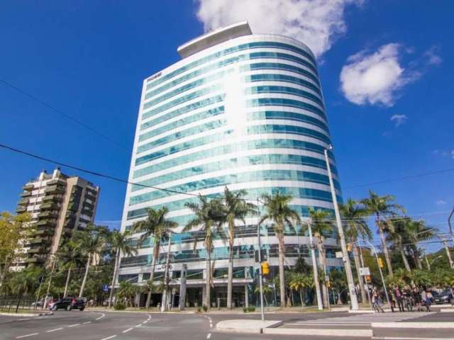 Sala comercial com cerca de 68,98m² privativos, dois lavabos, copa e uma vaga de garagem rotativa e coberta. Edifício com portaria comercial, elevadores, sala de reuniões, cafeteria, heliporto e vista