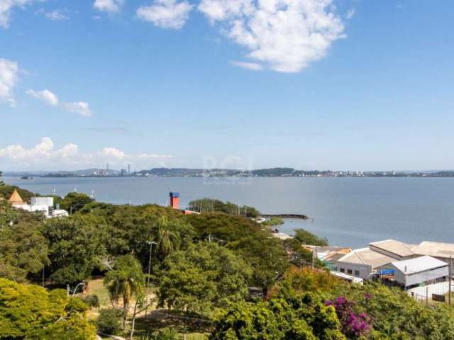 Excelente apartamento cobertura com aproximadamente 144,84m² privativos, de fundos, com uma vista incrível para o Guaíba de todos os ambientes e com 2 dormitórios.&lt;BR&gt;&lt;BR&gt;No primeiro pavim