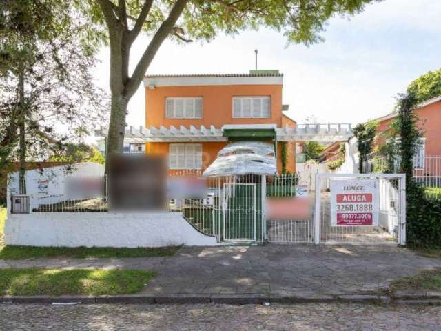 Casa comercial para locação no bairro Tristeza, próxima a Avenida Wenceslau Escobar, com aproximadamente 450m² , várias salas/escritórios, refeitório, cozinha, dispensa, 04 banheiros, garagem para 04 