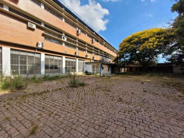 Prédio Comercial para locação no bairro Navegantes, próximo  a Avenida Cairú, com aproximadamente 5000m² entre área privativa e área de estacionamento, piso cerâmico, luminárias instaladas, 52 unidade