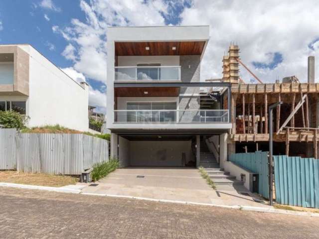 Casa em condomínio com projeto diferenciado, Steel Frame é um conceito de tecnologias limpas e métodos de construção contemporâneos, leves e rápidos. O imóvel possui 03 dormitórios, sendo 01 suíte com