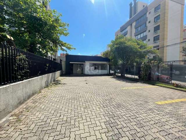 Casa Comercial / Mista de esquina com 250 metros privativos e 600 metros quadrados total, auditório, 2 vestiários, salão amplo e aberto, cozinha, churrasqueira e 10 vagas de garagem. Estudamos imóvel 