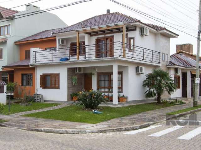 Excelente casa de esquina, muito bem distribuída com peças amplas. &lt;BR&gt;São três dormitórios, sendo um suíte. A suíte na parte térrea da casa com toda acessibilidade possível. &lt;BR&gt;Sala ampl