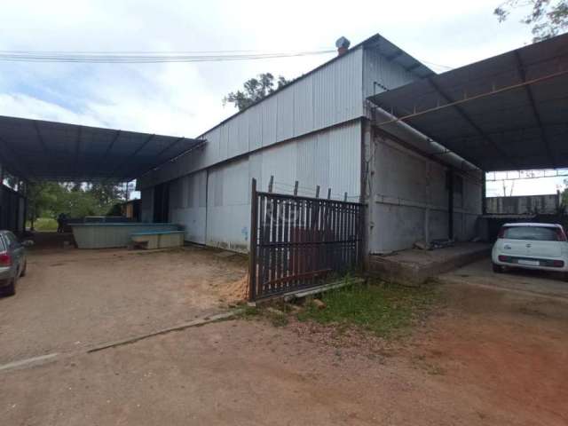 Terreno com dois pavilhões, um fechado medindo 13x30 e outro aberto com 10x20. Tambem conta com um escritório para recepção e atendmento a clientes. Terreno medindo 29.87x62,41, otima localização, em 