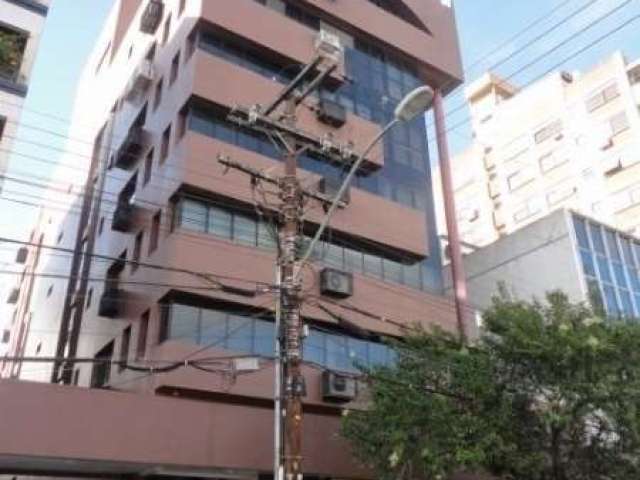 Ótima sala comercial com aproximadamente 68m² privativos, com split, lavabo e copa. Sem vaga de garagem. Piso em carpete. Edifício com portaria 12 horas e elevador. Localizado no bairro Menino Deus, p