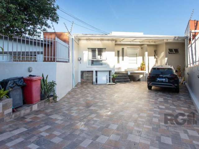 Casa com 6 dormitórios ,sendo uma suíte , 2 banheiros, varanda, cozinha, sala de estar, living com 2 ambientes lavanderia, 5 vagas de carro. Todos os quartos tem ar condicionado, sala térrea e sala em