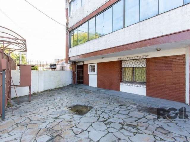 Apartamento no bairro Camaquã, com aproximadamente 70m² de área privativa, piso cerâmico, andar inferior com living e cozinha integrados, cozinha com pia, armários, cooktop, mesa com cadeiras e máquin