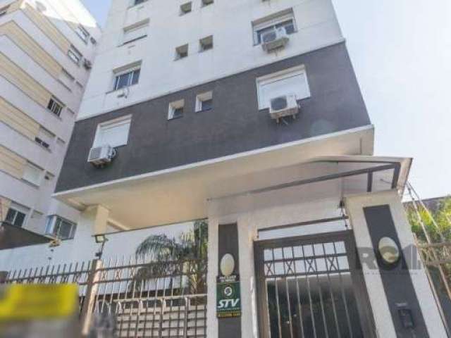 Excelente apartamento totalmente mobiliado de 62m² de área privativa, sendo, 2 dormitórios com 1 suíte, cozinha americana montada com churrasqueira, área de serviço e 1 vaga escriturada. Edifício com 