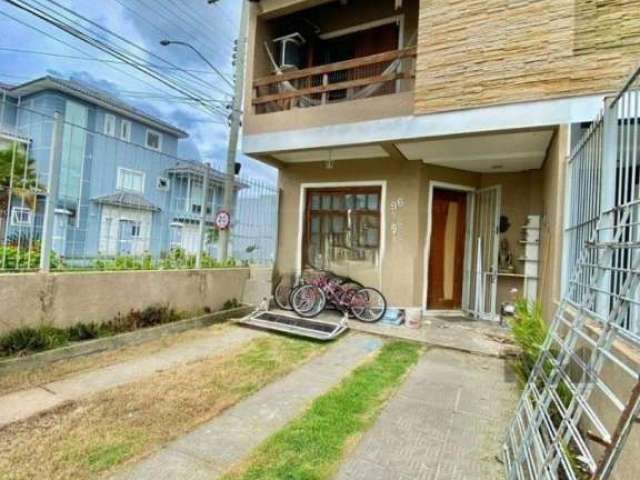 Excelente casa no Loteamento Jardins do Prado. O imóvel possui living 02 ambientes com lareira, cozinha americana com móveis planejados, lavabo, pátio com churrasqueira. &lt;BR&gt;O segundo pavimento 