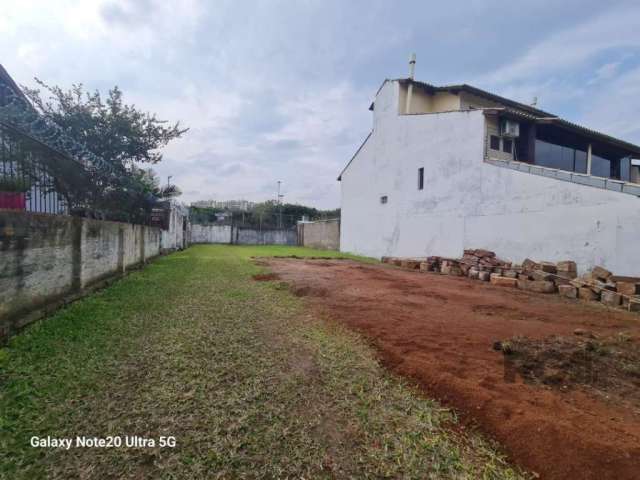 Oportunidade  terreno plano com 330 m2 área total próximo a todas as conveniências dos bairros Cavalhada e Ipanema em rua tranquila terreno limpo  com gradil  água e luz  excelente para iniciar sua co