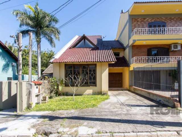 Excelente casa em condomínio com 190m2, com amplo living para 02 ambientes, lavabo, 03 dormitórios sendo uma suíte, banheiro social, amplo pátio com piscina, churrasqueira, 02 vagas de garagem.&lt;BR&