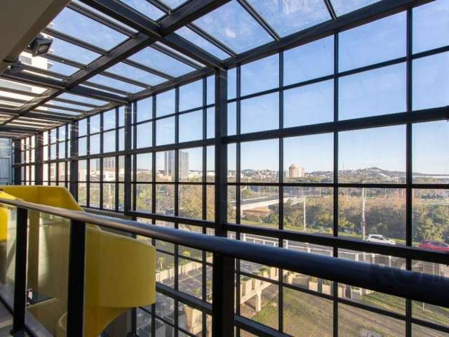 Luagge aluga andar comercial com aproximadamente 680m² privativos, localizado no 4º pavimento, com cozinha, churrasqueira, banheiros masculino/feminino e com uma vista incrível para o Guaíba e para o 