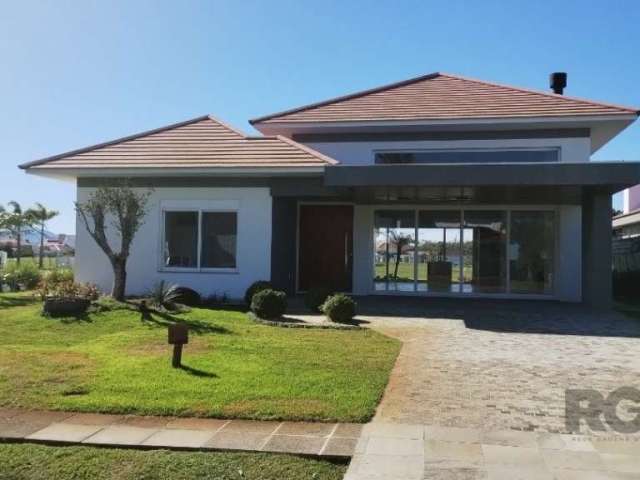 No mais extraordinário  condomínio, com área para golf, a casa  de dois andares possui  1 suíte, living 3 ambientes com lareira e pé direito alto, cozinha americana com churrasqueira, lavabo, varanda,