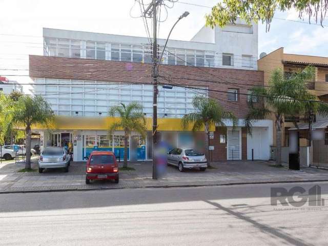 Sala comercial para locação em Porto Alegre, com aproximadamente 80m², prédio novo, banheiro, cozinha e terraço coletivo, elevador e estacionamento para clientes.&lt;BR&gt;&lt;BR&gt;Localizada no bair