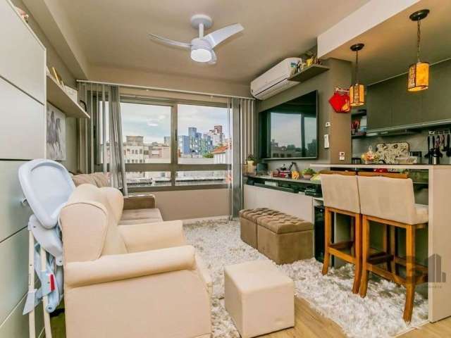 Excelente apartamento de 58m² com 1 suíte, banheiro social, living com churrasqueira, sacada, cozinha com área de serviço, esperas para split, com uma vaga de garagem coberta. Uma torre com elevador, 