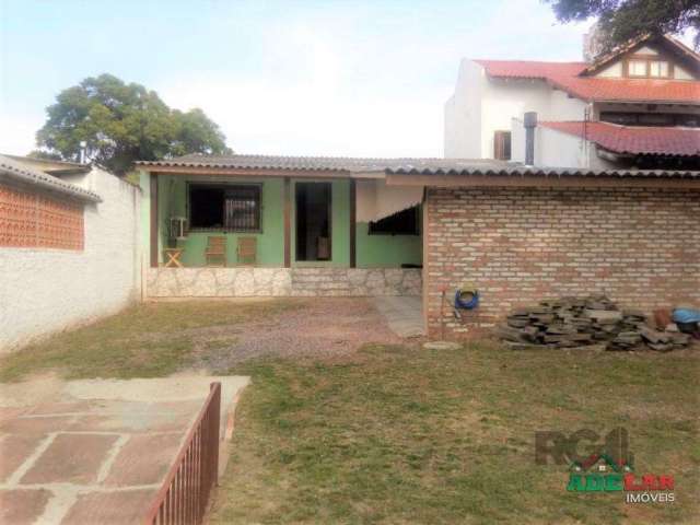 CASA 2 DORMITÓRIOS BAIRRO ESPÍRITO SANTO, ZONA SUL DE PORTO ALEGRE - Linda casa com 2 dormitórios, living 2 ambientes, cozinha ampla, banheiro social,&lt;BR&gt;área de serviço fechada com banheiro, ga