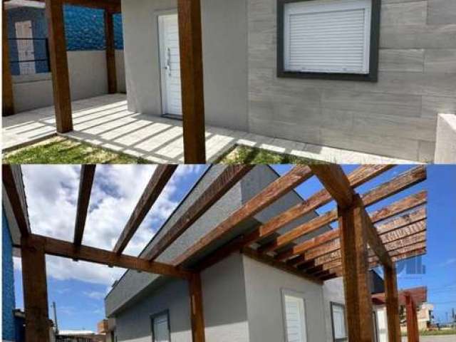 CASA de ALTO PADRÃO no bairro Jardim Beira Mar em Capão da Canoa, super bem localizada , a 3 quadras do mar e 4 quadras da principal av de comercio. &lt;BR&gt;Bairro tranquilo , para morar e veraniar.