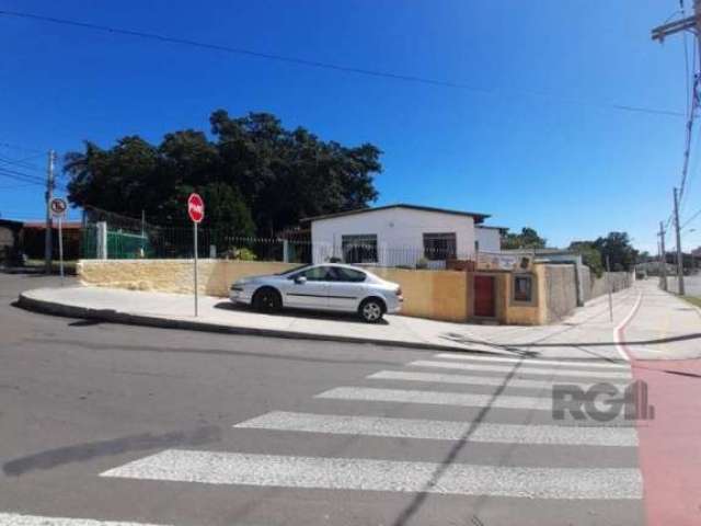 Casa de esquina, com 2 dormitórios, sala, cozinha, banheiro social, nos fundos um anexo com banheiro, pátio amplo com arvores frutíferas. Imóvel em localização privilegiada. ( residencial ou comercial