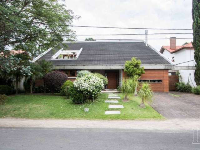 Casa no terra ville, semi-mobiliada, com estilo moderno e diferenciado.&lt;BR&gt;São 4 dormitórios, sendo 3 suítes. &lt;BR&gt;As suítes térreas são voltadas diretamente para o deck da piscina e lindo 