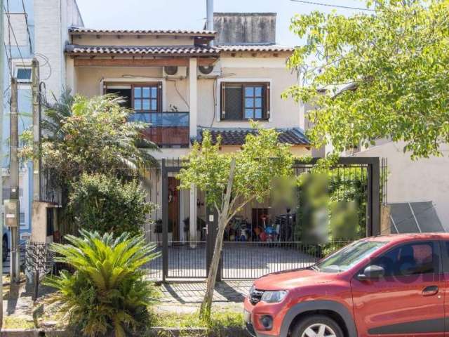 Sobrado no Jardins do Prado&lt;BR&gt;Casa com 3 dormitórios, sendo 1 suíte com sacada, living com 02 ambientes, cozinha integrada, lavabo e pátio com churrasqueira.&lt;BR&gt;Duas vagas de carro.&lt;BR