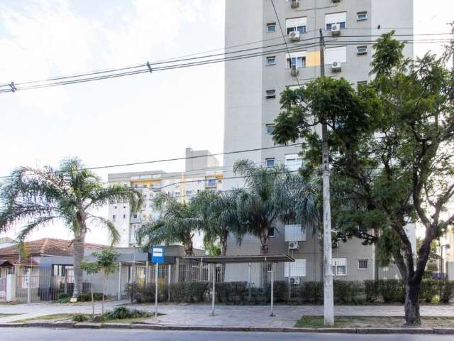 Apartamento para locação no bairro Tristeza com aproximadamente 54m² de área privativa, piso laminado, 02 dormitórios sendo 01 suíte, living 02 ambientes com estante split e sacada, cozinha americana 