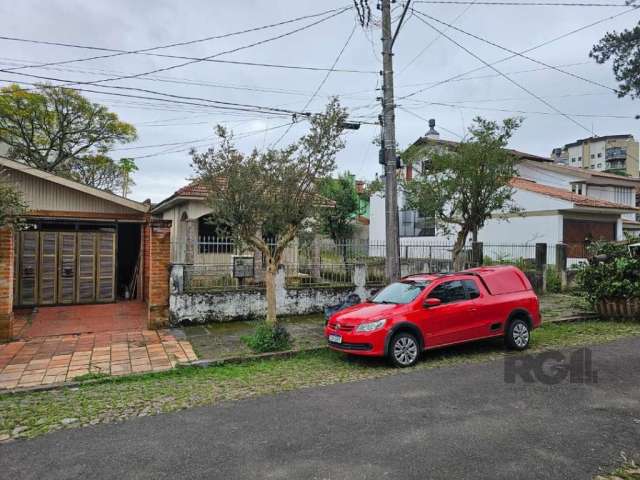 Terreno à venda no bairro Tristeza, Porto Alegre. O terreno possui uma área privativa de 110m² e área total de 407,4m². Topografia plana e face frente a fundos&lt;BR&gt; Localizado em uma região privi