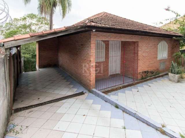 Aluguel: Casa 3 Dormitórios c/ Amplo Espaço Externo&lt;BR&gt;&lt;BR&gt;Residência com 3 dormitórios, living 2 ambientes e banheiro social. Na parte inferior, ampla cozinha, depósito, lavanderia, banhe