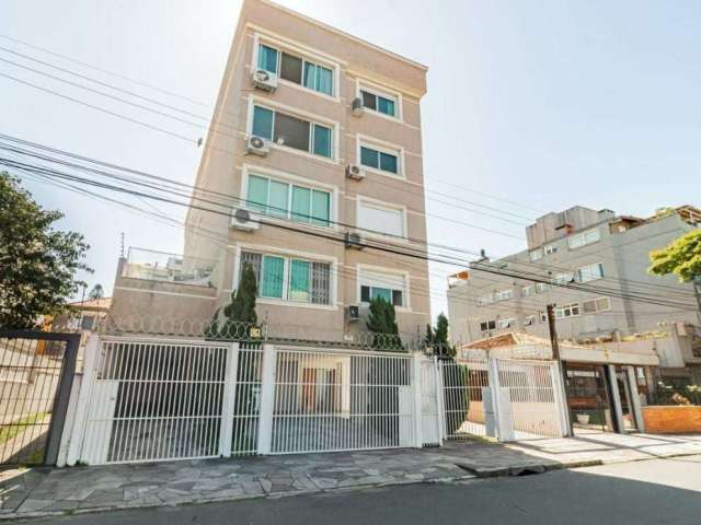 Apartamento semi-mobiliado com 2 dormitórios sendo uma suíte, amplo living com vista livre, cozinha com churrasqueira, lavanderia, banheiro social e 2 vagas de garagem cobertas. Condomínio com baixo c