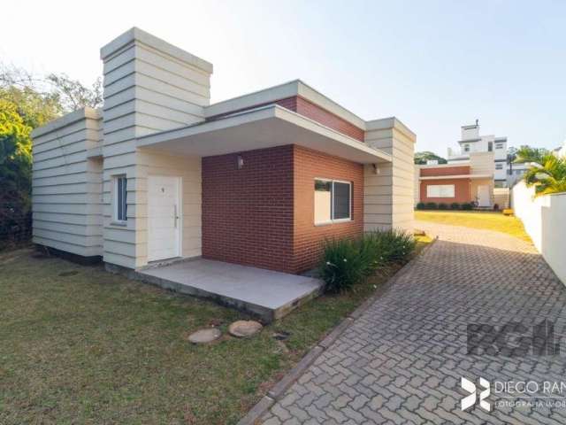 Linda casa a venda no residencial lagos de nova ipanema com 3 dormitórios, living 2 ambientes, cozinha, lavabo, área de serviço e vaga para carro. Residencial tranquilo, com praça arborizada, guarita,