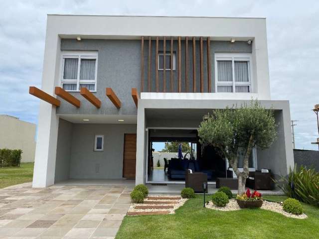 Conheça esta espetacular casa à venda no Condomínio Blue, em Xangri-Lá. Com 185 m² de área privativa, esta residência é perfeita para quem busca conforto e sofisticação. Situada em um bairro tranquilo