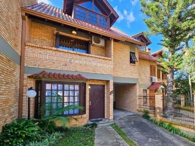 Casa de 3 dormitórios com 2 vagas de garagem no bairro Jardim Isabel&lt;BR&gt;São 3 quartos sendo uma suíte. Living todo integrado em tabuão, com uma linda lareira em ferro, lavabo, cozinha ampla com 