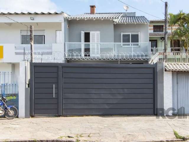 Linda casa à venda em Porto Alegre, no bairro Teresópolis. Com área privativa de 228m² e área total de 290.4m², essa casa é perfeita para quem busca conforto e espaço. Possui 3 quartos, sendo 1 suíte,