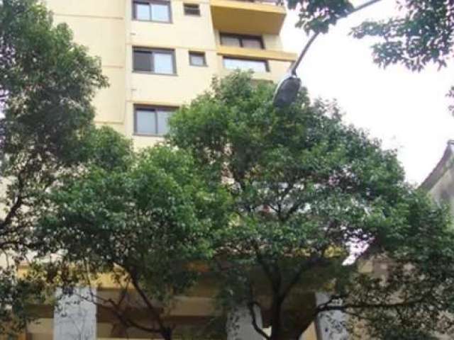 Apartamento cheio de potencial em localização privilegiada no Centro Histórico de Porto Alegre, com 1 dormitório, living para dois ambientes muito bem iluminados e ensolarado, com janelas em toda a ex