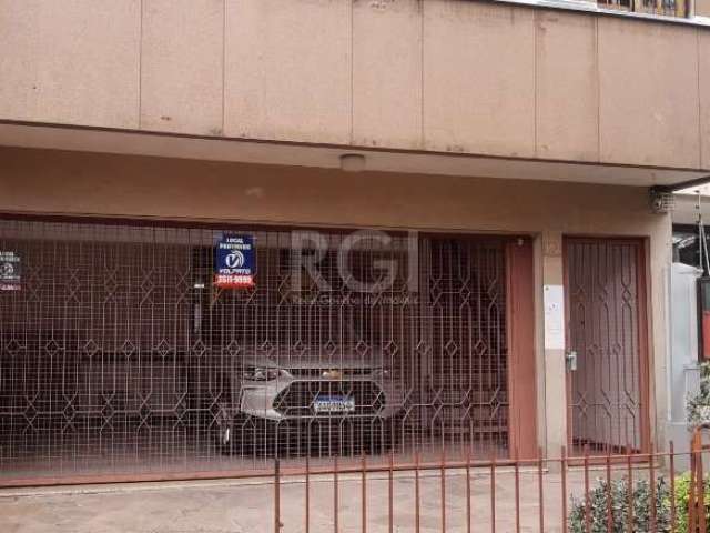 Ótima loja comercial,com divisórias, 02 banheiros, area com churrasqueira, amplo patio com mais uma peça grande e ampla bem fechada podendo ser usada como deposito ou outros.&lt;BR&gt;uma vaga de gara