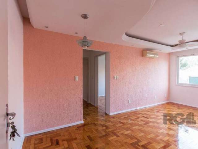 Ótimo apartamento 02 dormitórios, living dois ambientes, cozinha mobiliada, área de serviço com aquecedor, banheiro social com armário e box de vidro. Piso parquet em excelente estado de conservação. 